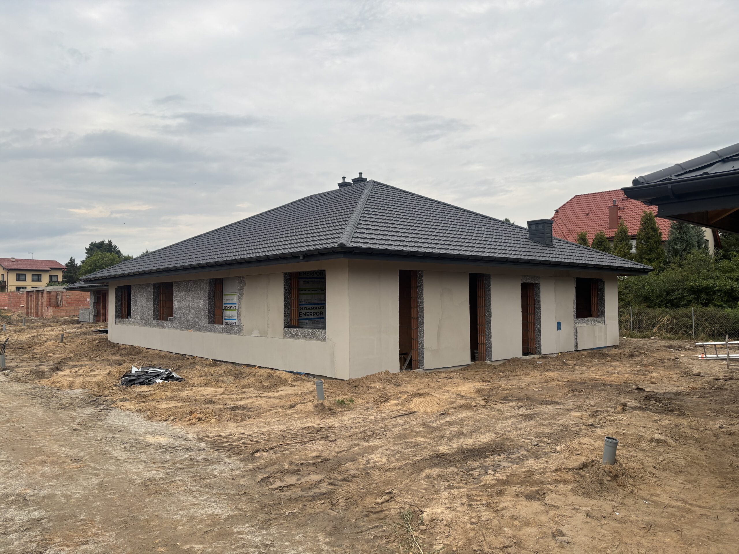 Elewacja domu przygotowywana do kolejnych etapów wykończenia – Osiedle Czaplinieckie